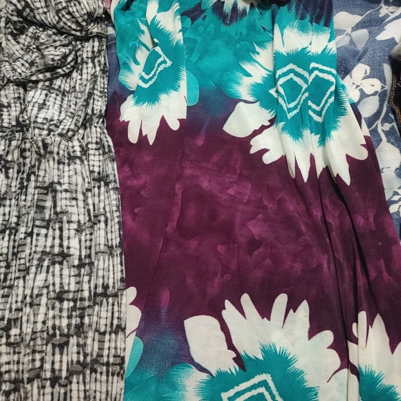 Dresses - Picture 3 of 3